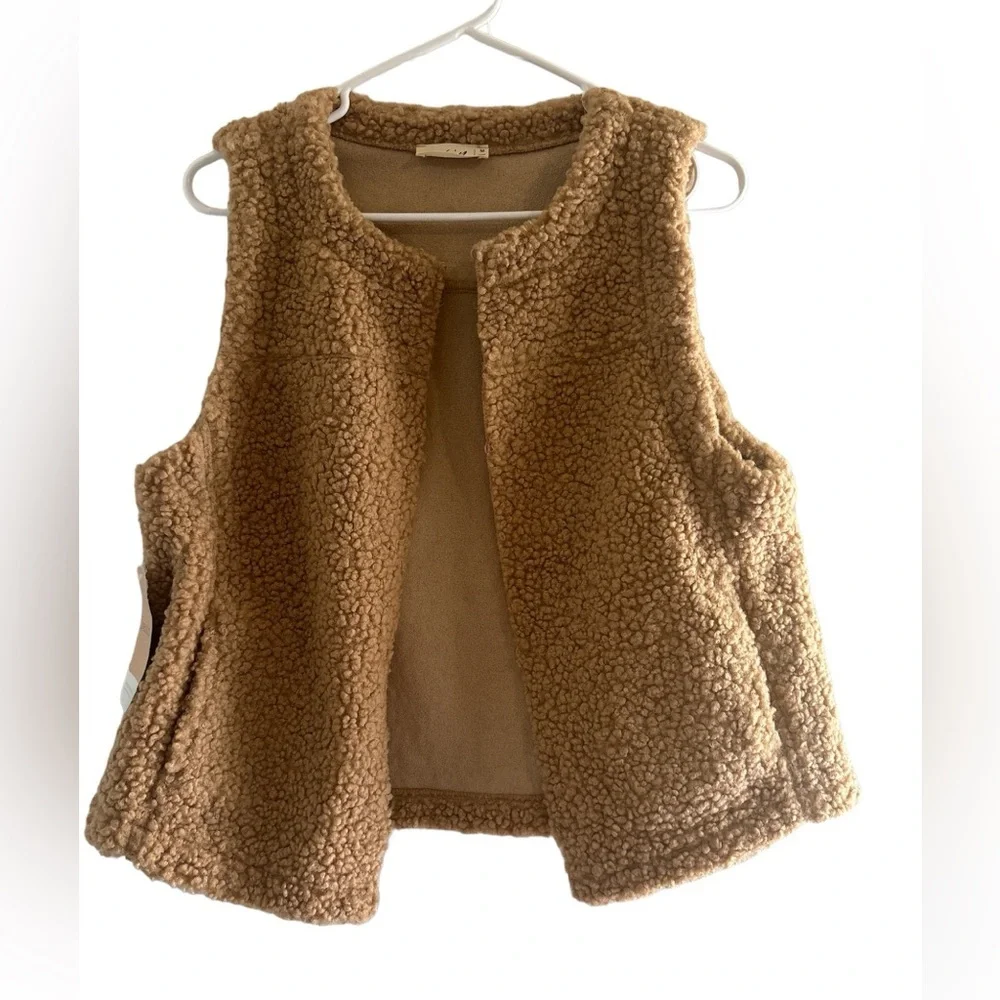 NWT taupe vest with side pockets and front full closures, Size Medium - Picture 2 of 3